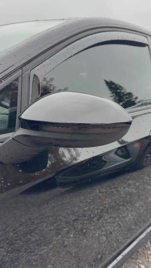 Silent demonstration of the sequential mirror turn signal on a Volkswagen Golf MK8